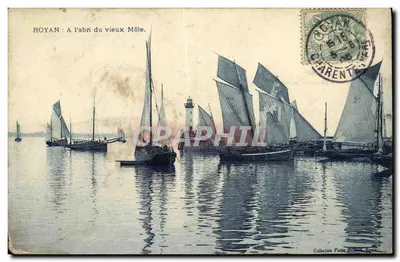 CPA Royan A L abri du Vieux Mole Bateaux