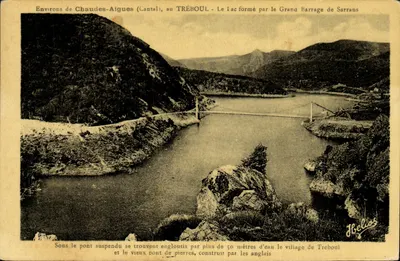 Arredores de Chaudes-Aigues (Cantal), no TRÉBOUL - O lago formado pelo Grande Barragem de Sarrans — Hélias