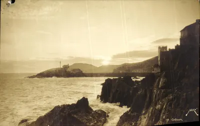 Collioure — vue du phare et du château sur la côte — Éditions JOVÉ