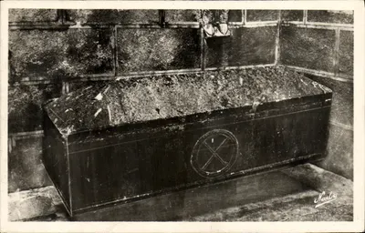 Arles-sur-Tech — Sarcófago antigo da Santa Tumba — Les Éditions NARPO, Toulouse