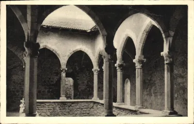 Interior do Mosteiro Fortificado — Ilha de Saint-Honorat — Editor: Caphil, Nice