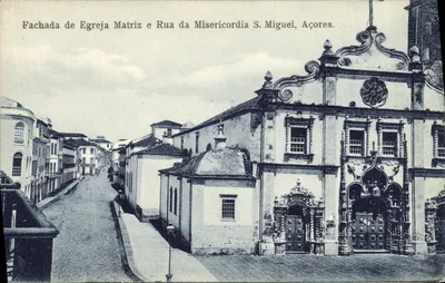 Fachada da Igreja Matriz e Rua da Misericórdia, São Miguel, Açores — Bilhete postal antigo/Bilhete postal moderno editor desconhecido
