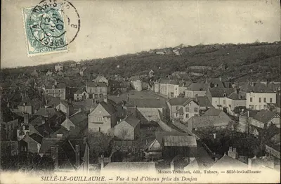 Sillè-le-Guillaume — Visão aérea tirada do Donjon — Moinet-Tréheant, editor Tabacs
