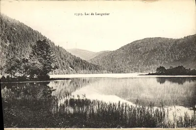 Lago de Longemer — vista lacustre cercada por florestas — editor La Cigogne, Strasbourg