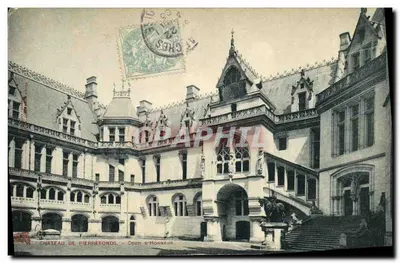 Château de Pierrefonds — Cour d'Honneur — éditeur non visible