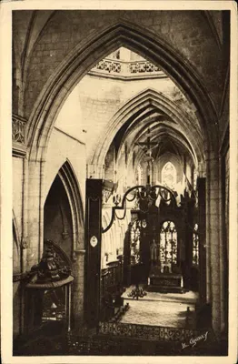 Interior da Igreja de Saint-Malo — cadeira escultada e madeiraria renascentista do século XVII — Le Gouby
