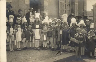 Enfants en costumes traditionnels — École ou fête locale — Éditeur non identifié, n° de série non visible