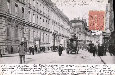 Paris - Banco da França — visão da rua com carruagem — editor não visível