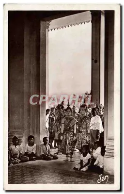 Wejście tancerzy do Pałacu Królewskiego — Kambodża, Phnom-Penh — Wydawca F. Fleury, Paryż