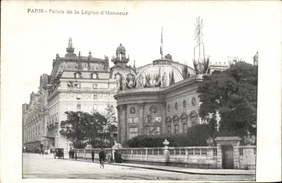 PARIS - Palácio da Legião de Honra — vista arquitetônica com ornamentos e estátua