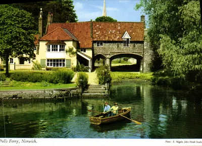 Pulls Ferry, Norwich — vista da ponte e do canal com duas pessoas em barco — Foto E. Nägele, John Hinde Studio