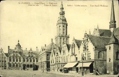 Furnes — Grand'Place — Lado norte. Hotel de cidade. Palácio de Justiça. Sino. Velhas casas. Torre Santa Walburge.