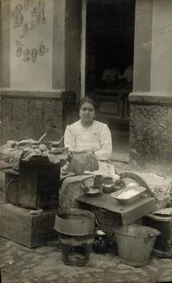 Mulher vendedora de alimentos — em frente a uma porta — editor M. Torres, n° 296