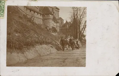 Schloss Chillon — Ansicht mit Gruppe von Personen — Verleger unbekannt