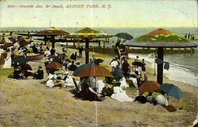 Seventh Ave. & Beach, Asbury Park, N.J. — vue de plage avec parasols colorés — éditeur 'Souvenir Post Card Co.' n° 2521