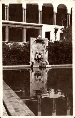 Fontaine ornée de putti — jardin du Consulat de France à Tanger — Édition Laperrouse & Maublance