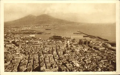 Vista aérea de Nápoles — monte Vesúvio no fundo — editor desconhecido