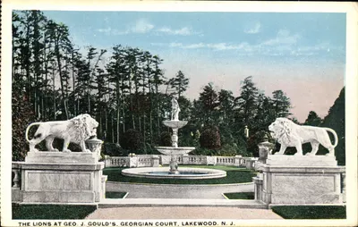 Les Lions à Geo. J. Gould's Georgian Court, Lakewood, N.J. — vue de la fontaine et des statues de lions en marbre