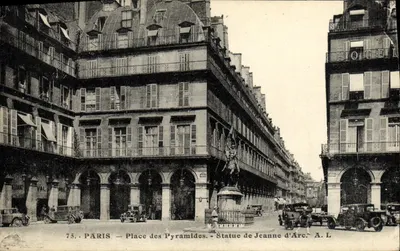 Paris — Praça das Pirâmides — Estátua de Joana d'Arc — A. L.
