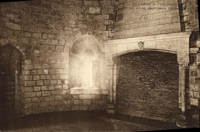 Torre do Castelo de Felipe d'Orléans — Dizem que Santa Joana d'Arc esteve presa por 100 dias — editor L. C. T. V. n°76