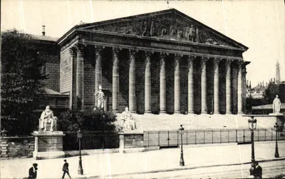Palácio de Justiça de Paris — fachada neoclássica com colunatas