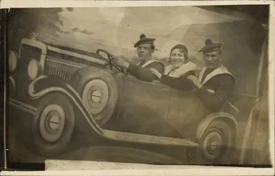 Trois personnes en tenue de marin dans une voiture — Carte postale de 1928