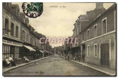 Dozulé, A Rua — vista da rua principal com café e loja — editor: Château Orange