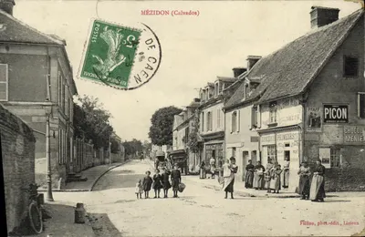 Mézidon (Calvados) — rua comercial com crianças e passantes — Fillion, fot.-édit., Lisieux