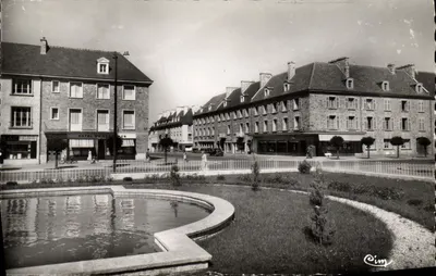 AUNAY-sur-ODON — O Jardim do Hotel de Ville e a Grande Rue — Foto C. MACON
