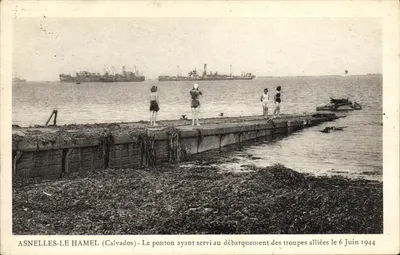 Asnelles-le Hamel (Calvados) — P ponton użyty do deszantowania sił sojuszkowych 6 czerwca 1944