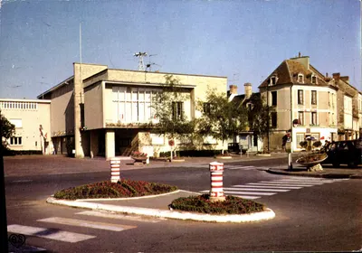 Praça central de Argences — rotunda com postes estripados — editor Artaud Frères