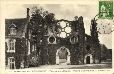 Abadia dos Vaux-de-Cernay — Facha da igreja, porta de entrada e a roseira — LL