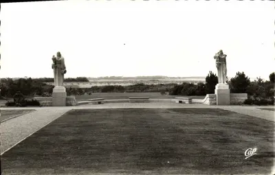 Colleville - Estátuas do Cemitério Americano — erguido pelos cuidados de: The American Battle Monuments Commission