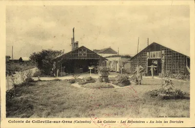 Colônia de Colleville-sur-Orne (Calvados) — A Cozinha - Os Refeitórios - À distância os Dormitórios — Fot. R. Delassalle - Caen