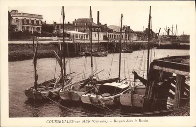 COURSEULLES-sur-MER (Calvados) — Barcos no cais — Fot. Courcelles