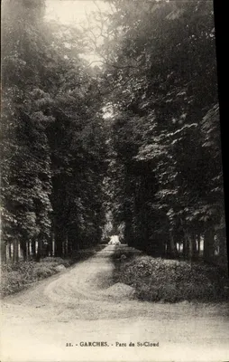 Garches - Parque de St-Cloud — vista de uma avenida arborizada
