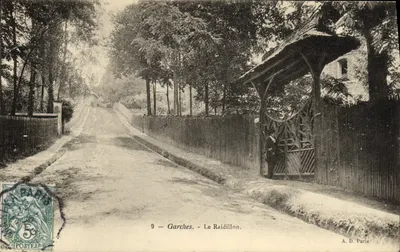 Garches - Le Raidillon — vista de uma avenida cercada de árvores e um portão de madeira — A. D. Paris, n°9