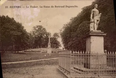 Rennes — Le Thabor. La Statue de Bertrand Duguesclin.