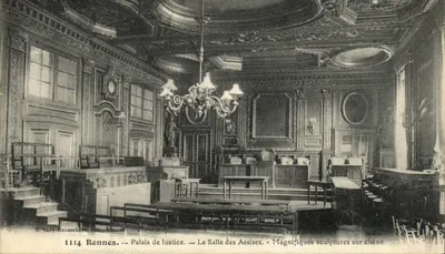 Rennes -- Palais de Justice -- La Salle des Assises -- Magnifiques sculptures sur chêne