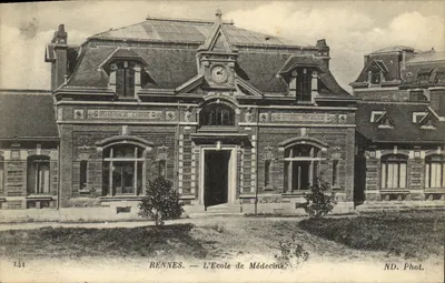 Rennes — L'École de Médecine — Pharmacie Chimie / Physique Physiologie — ND. Phot.