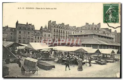 CPA Rennes Place de la Halle Au Ble