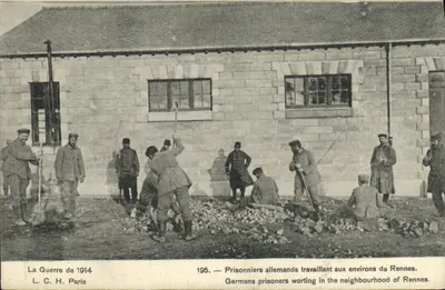 Prisonniers allemands travaillant aux environs de Rennes — La Guerre de 1914 — L. C. H. Paris, n° 195