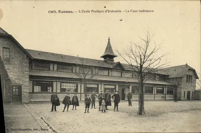 Rennes — L'École Pratique d'Industrie — La Cour intérieure — Mary-Rousselière, édit., Rennes