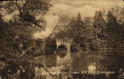 Lago e Ponte, Parque Cannon Hill, Birmingham — vista do lago com um cisne e uma ponte de pedra — editor não identificado
