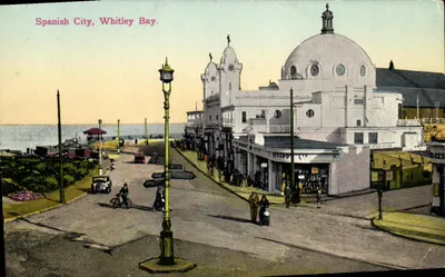 Cidade Espanhola, Whitley Bay — vista da promenade e do edifício principal — Produção Britânica