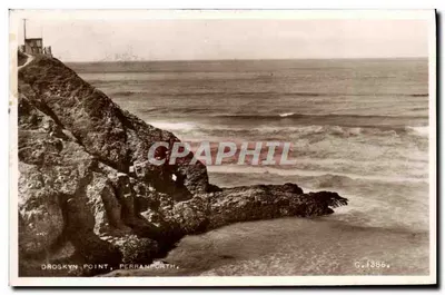 Droskyn Point, Perranporth — vista da costa rochosa com farol — Valentine & Sons Ltd, Dundee