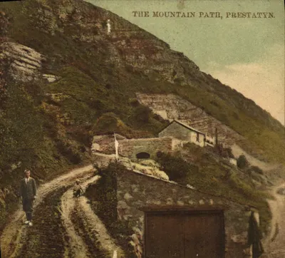 O caminho de montanha, Prestatyn — vista pitoresca com caminho e edifícios — editor desconhecido, número de série não visível