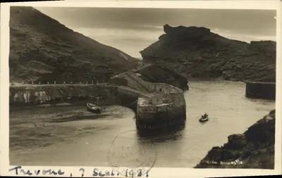 Trevone — Port de pêche avec deux bateaux — Photo A.A. Maucke, Helston