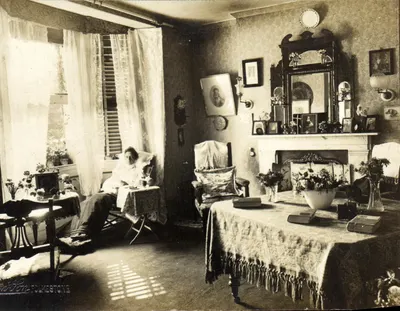 Intérieur d'une maison à Folkestone — femme assise près d'une fenêtre — éditeur Folkestone