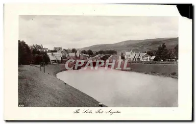 Les Verrous, Fort Augustus — vue panoramique du village et du fleuve — éditeur Davidson's Real Photographic Series, n° 273